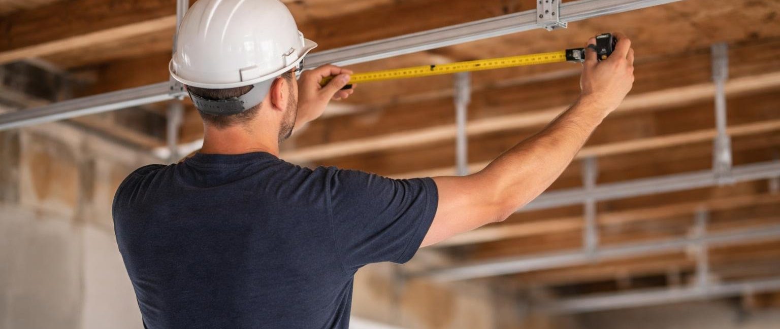 electricien-verification-plafond-poutres-apparentes