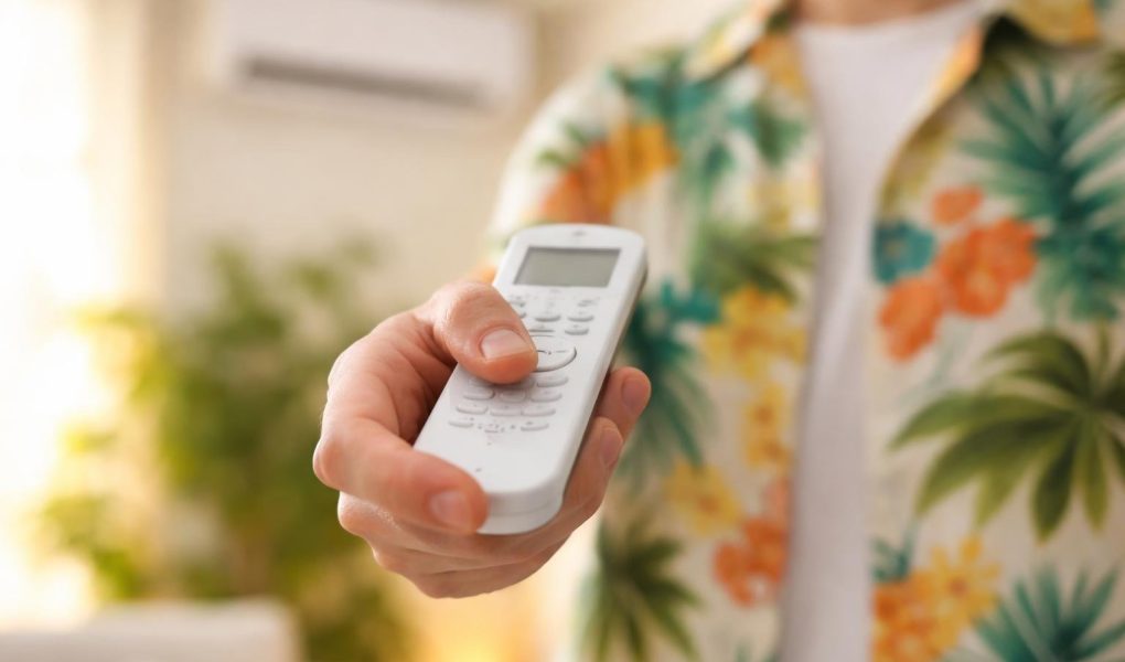 main-telecommande-climatiseur-tshirt-ete