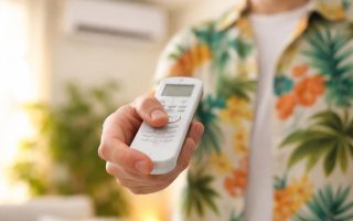 main-telecommande-climatiseur-tshirt-ete