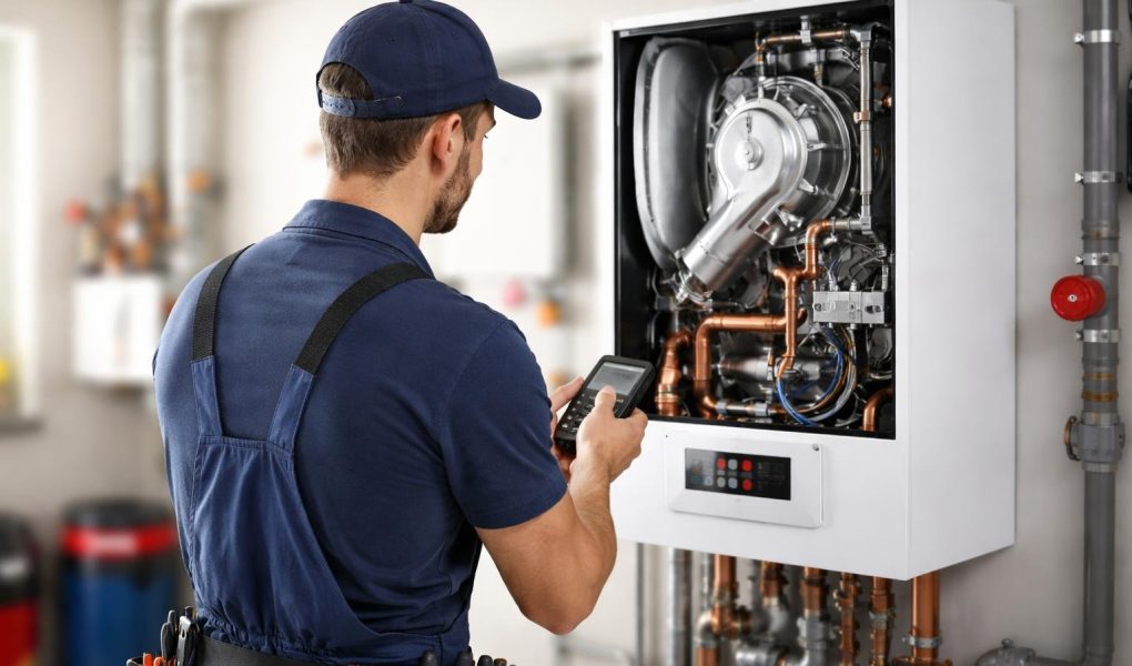technicien-chaudiere-moderne-salle-service